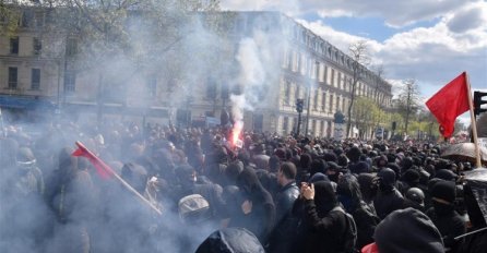 Žestoki sukobi u Parizu policije i mladih ljudi, privedeno 27 osoba