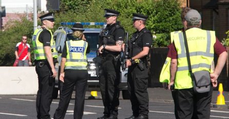 Policajac nekoliko puta udara ženu vezanu lisicama