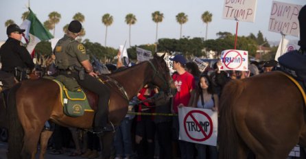 "Donald je idiot": Masovni protesti protiv Trumpa u Kaliforniji