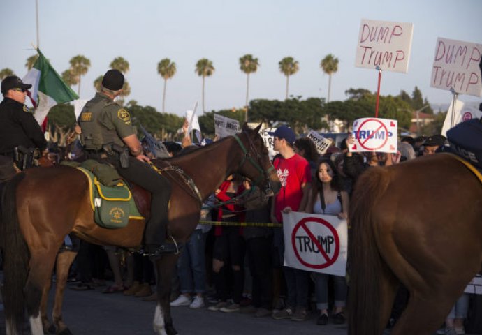 "Donald je idiot": Masovni protesti protiv Trumpa u Kaliforniji