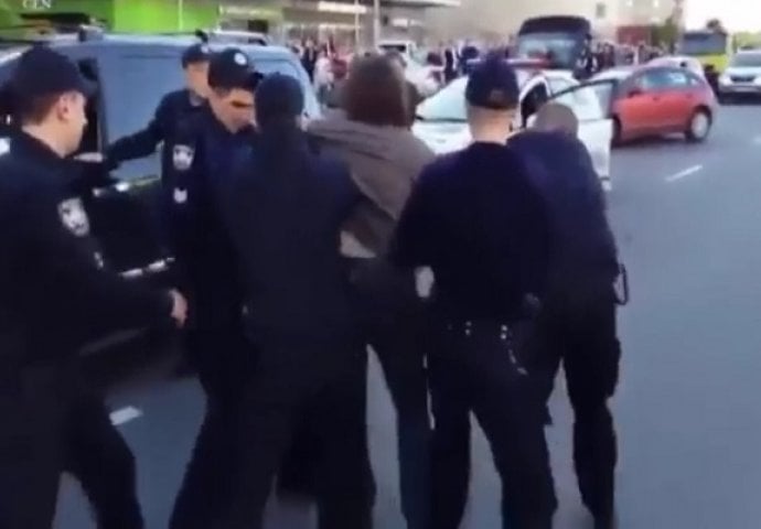 Bivši olimpijski prvak u hrvanju tukao se sa sedam policajaca (VIDEO)