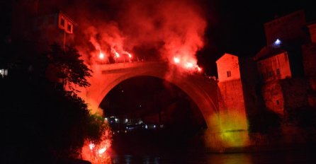 Počasni skok sa bakljama i Stari most u bojama zastave Njemačke