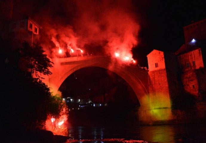 Počasni skok sa bakljama i Stari most u bojama zastave Njemačke