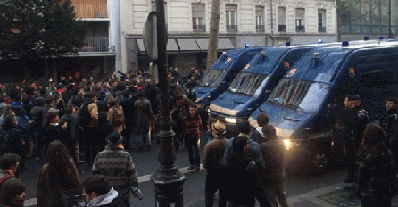 Pariz: Policija evakuiše migrante, sukobi s demonstrantima (VIDEO)