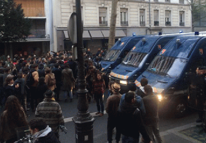 Pariz: Policija evakuiše migrante, sukobi s demonstrantima (VIDEO)