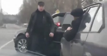 Huligan je izašao iz automobila i krenuo da tuče starca, a nastavak vraća nadu u humanost (VIDEO)