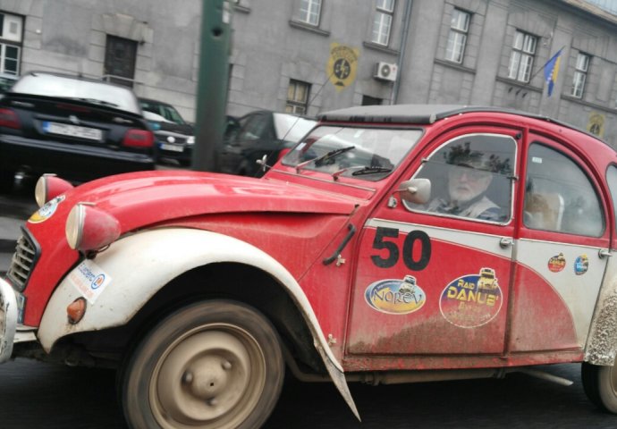 Karavna oldtimera jutros na ulicama Sarajeva