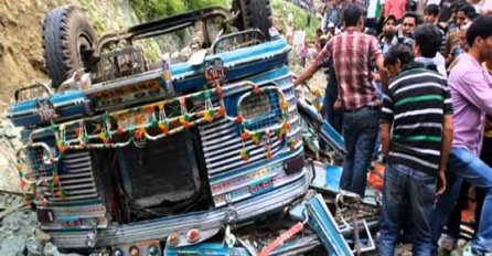 Autobus sletio s mosta u Indiji: Poginulo 13 osoba, desetine povrijeđenih