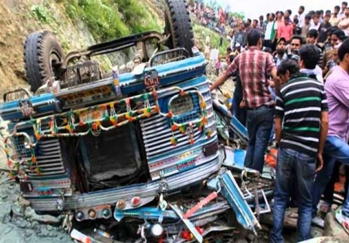 Autobus sletio s mosta u Indiji: Poginulo 13 osoba, desetine povrijeđenih