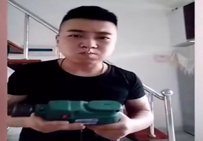 Dobro nije ostao bez zubi: Pogledajte kako ovaj majstor jede kukuruz (VIDEO)