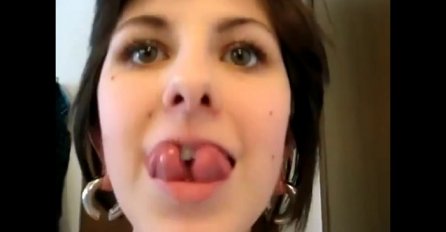 Isjekla je jezik kako bi ličila na ZMIJU! Kada vidite šta radi s njim neće vam biti dobro 