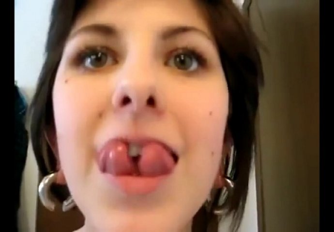 Isjekla je jezik kako bi ličila na ZMIJU! Kada vidite šta radi s njim neće vam biti dobro 