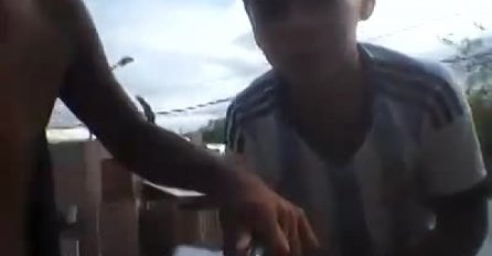 Grupa dječaka se popela na krov kako bi napravila selfie, a onda je krov propao