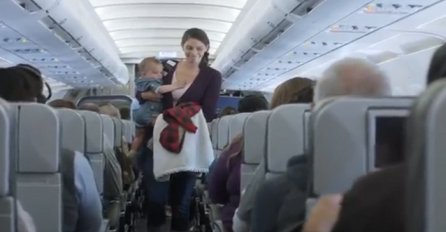 Ušla je u avion sa bebom i svi su je gledali ispod oka, ovakav nastavak niko nije očekivao (VIDEO)