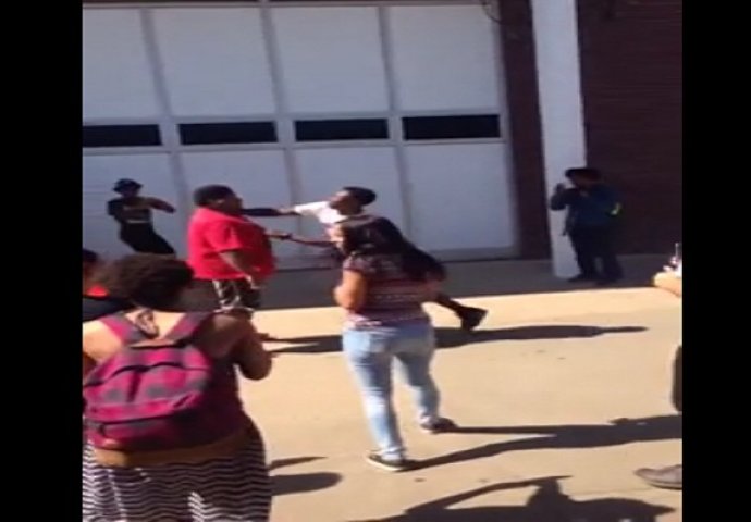 Nasilnik je pred svim učenicima maltretirao debelog dječaka, bolje da nije (VIDEO)