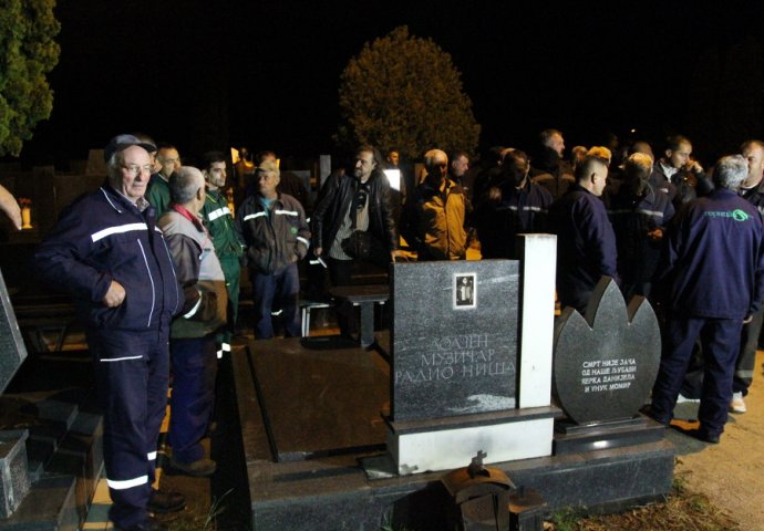 Radnici u Nišu zbog osam neisplaćenih plata štrajkuju na groblju