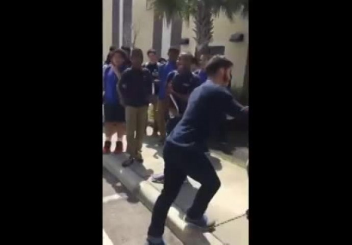 Ovakvu tuču još niste vidjeli: Na stotine učenika se okupilo oko njih, ali ovakav rasplet nisu očekivali