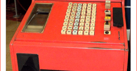 Stara mehanička kasa kakvu smo nekada viđali po samoposlugama 