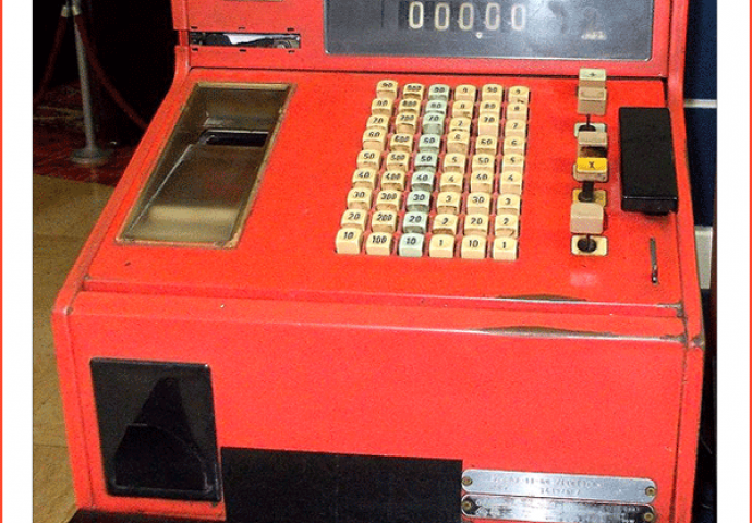 Stara mehanička kasa kakvu smo nekada viđali po samoposlugama 