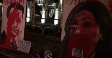 Demonstranti ofarbali trg u Skoplju crvenom bojom (VIDEO)