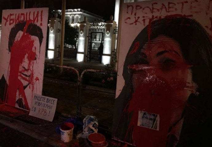 Demonstranti ofarbali trg u Skoplju crvenom bojom (VIDEO)