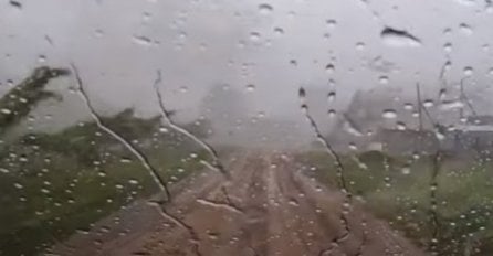 Sjeo je u auto, a onda je u sekundi došao tornado: Prizor koji će dugo pamtiti (VIDEO) 