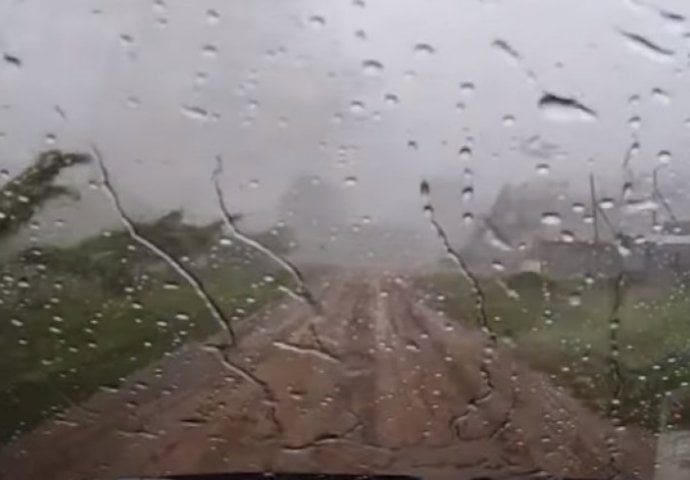 Sjeo je u auto, a onda je u sekundi došao tornado: Prizor koji će dugo pamtiti (VIDEO) 