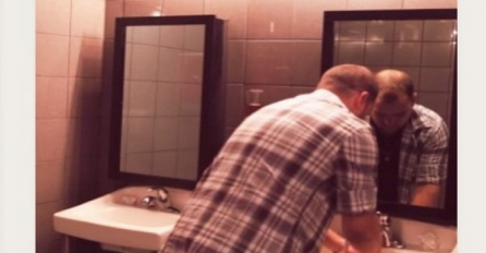 Oprao je ruke u kupatilu jednog kluba, dobro obratite pažnju na ogledalo (VIDEO)