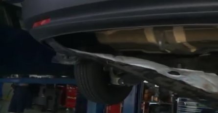 Čula je čudne zvukove koji dolaze iz auta i otišla automehaničaru, tada je doživjela šok (VIDEO)
