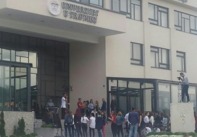 U pauzama polaganja ispita, studentarija se opušta uz Šabanove hitove 