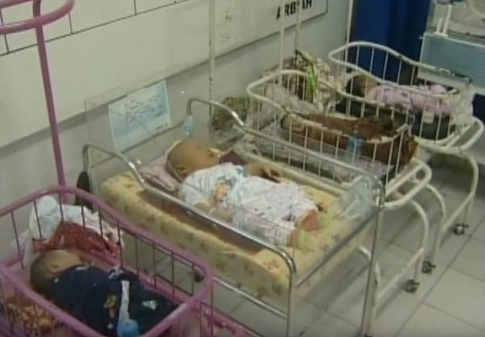 Majka je rodila trojke, a onda su liječnici na jednoj bebi otkrili nešto što ih je ostavilo bez teksta!