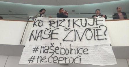 Neformalna grupa građana bacila letke na poslanike Skupštine KS-a