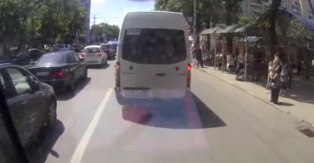 Vozač autobusa vozio je iza bijelog kombija, a onda je za dlaku izbjegao ozbiljnu nesreću (VIDEO)