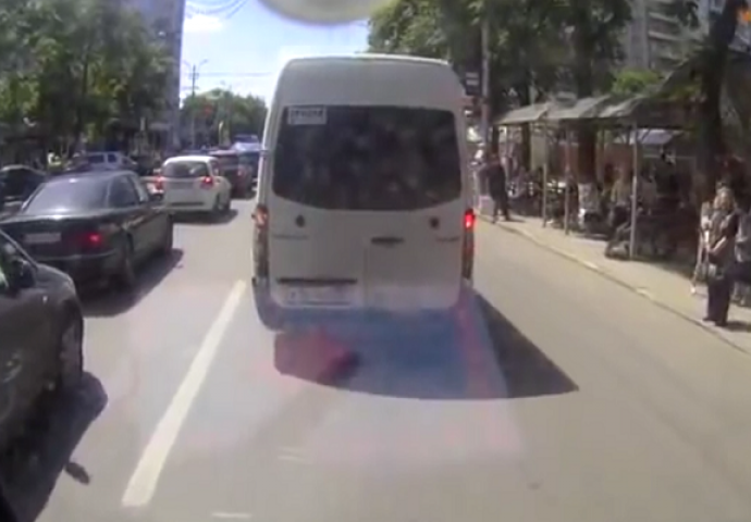 Vozač autobusa vozio je iza bijelog kombija, a onda je za dlaku izbjegao ozbiljnu nesreću (VIDEO)