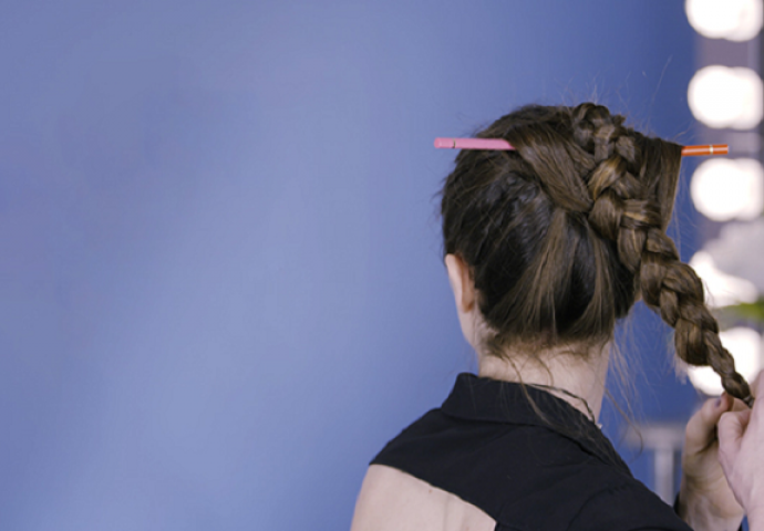 Genijalno: Uzela je olovku i napravila 7 različitih frizura u nekoliko poteza (VIDEO)