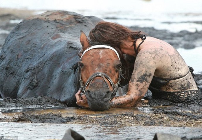 Sva u suzama: Grlila je svog konja čak tri sata, a onda se događa nešto čudesno (VIDEO)