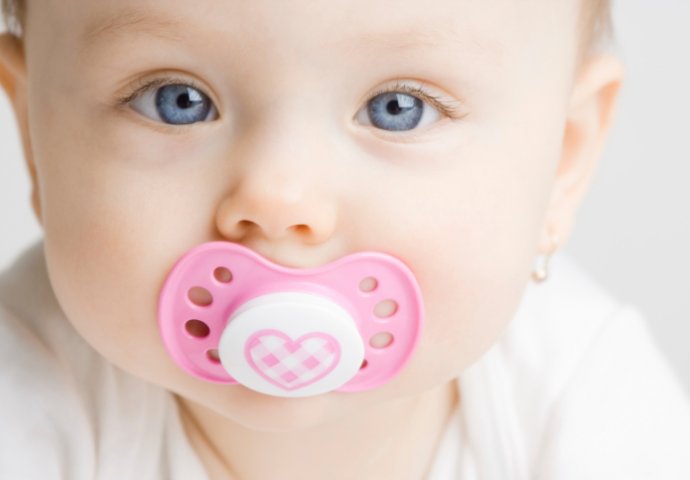 Pedijatri smatraju kako beba koja spava sa dudom u ustima ima manji rizik od SIDS-a ili smrti u kolijevci