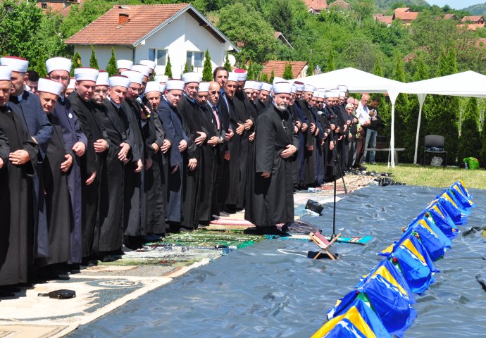 Bratunac: Kolektivna dženaza posmrtnih ostataka 13 žrtava