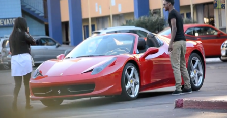 Crveni Ferrari je neodoljiv za žene: Pogledajte kako same ulaze u njega (VIDEO)