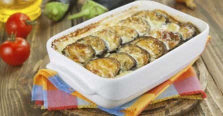 Pečeni plavi patlidžan sa mocarelom i parmezanom 