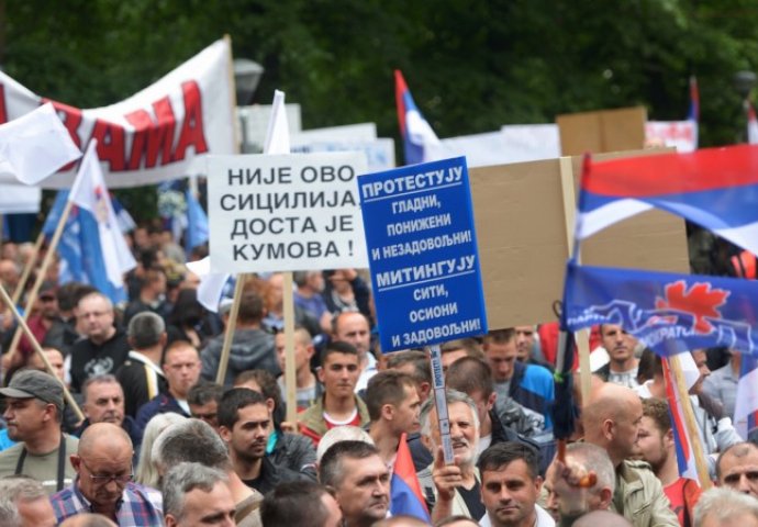 Protest opozicije: Parkom odzvanjaju uzvici građana 'Mile lopove'