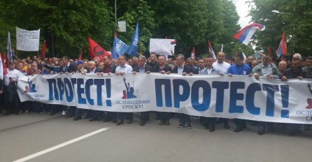 Pristalice opozicije nakon protesta zaigrale narodno kolo