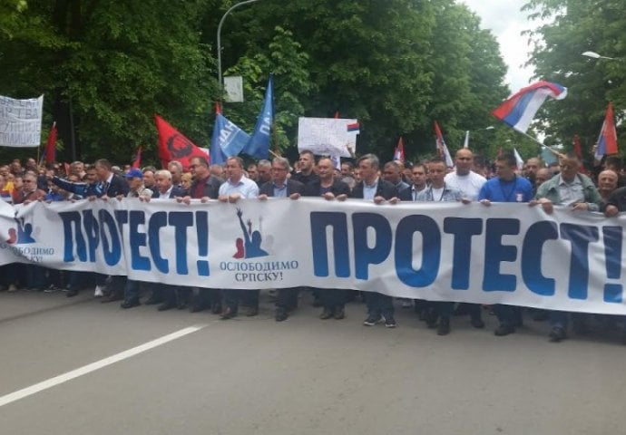 Pristalice opozicije nakon protesta zaigrale narodno kolo