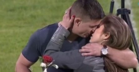 Zaprosio djevojku na sredini terena na utakmici Radnički - Partizan (VIDEO)