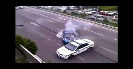 Igra mačke i miša: Pogledajte kako on bježi od tri policijska automobila (VIDEO)