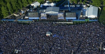 ŠAMPIONSKI: Igrači Leicestera u otvorenom autobusu, navijači preplavili ulice (VIDEO)