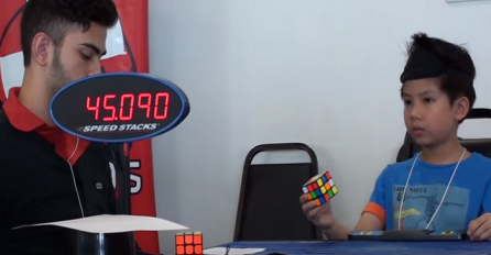 Mali genije: Pogledajte kako bez gledanja slaže Rubikovu kockicu za samo par minuta (VIDEO)