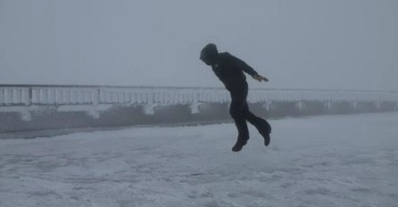 Meteorologa nosio snažni vjetar u zrak (VIDEO)