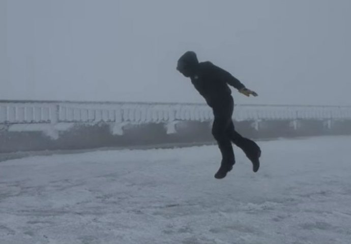 Meteorologa nosio snažni vjetar u zrak (VIDEO)