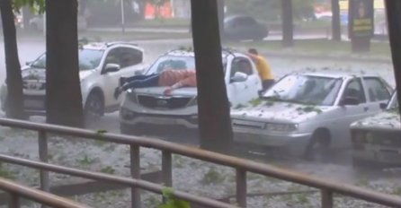 Nevjerovatno: Gospođa tijelom branila automobil od grada (VIDEO)